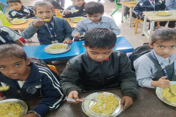 विद्यार्थी टिकाउन प्रभावकारी बन्दै दिवा खाजा